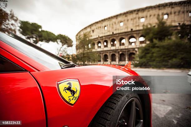 Photo libre de droit de Ferrari 458 Italia Et Coliseum À Rome banque d'images et plus d'images libres de droit de Ferrari - Ferrari, Voiture de sport, Italie