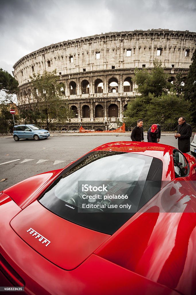 Ferrari 458 Italia e do Coliseu, em Roma - Foto de stock de Carro royalty-free