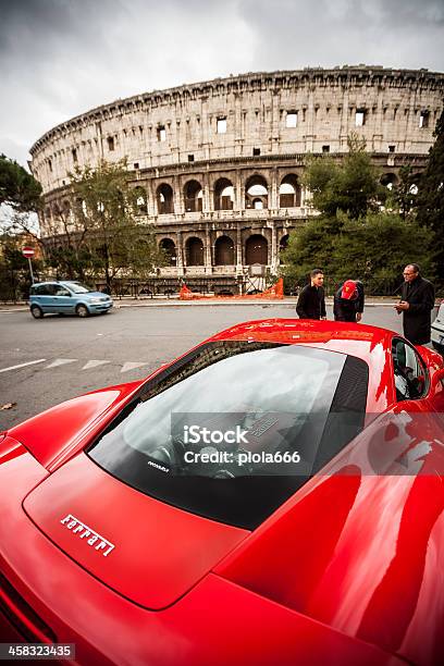 Foto de Ferrari 458 Italia E Do Coliseu Em Roma e mais fotos de stock de Carro - Carro, Carro de colecionador, Carro de corrida