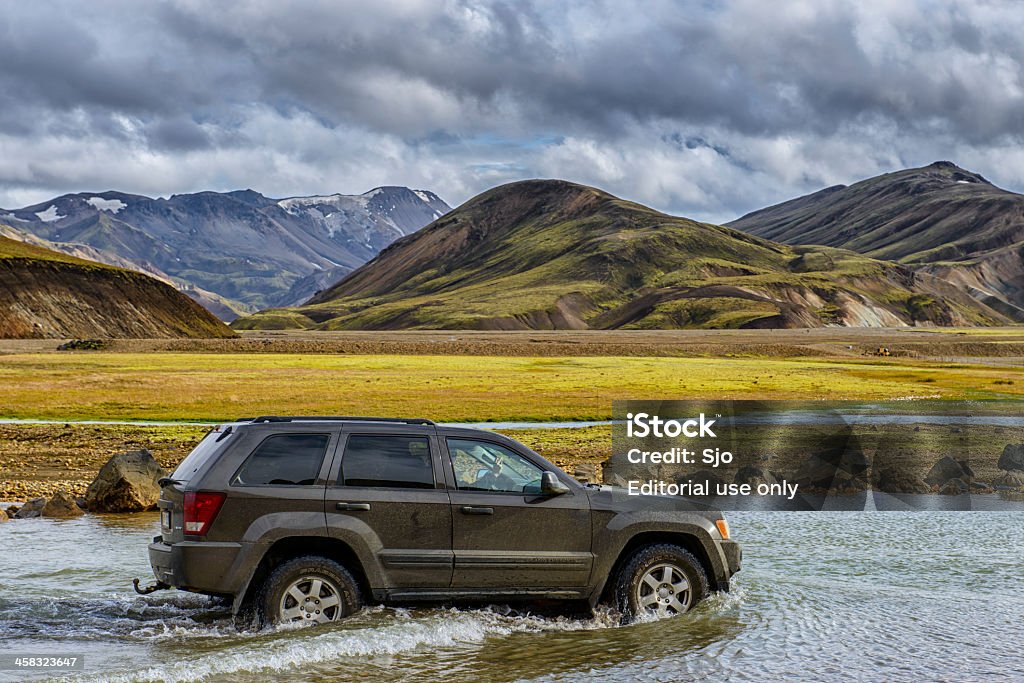 Jeep Grand Cherokee 4 x 4 - Zbiór zdjęć royalty-free (Rzeka)