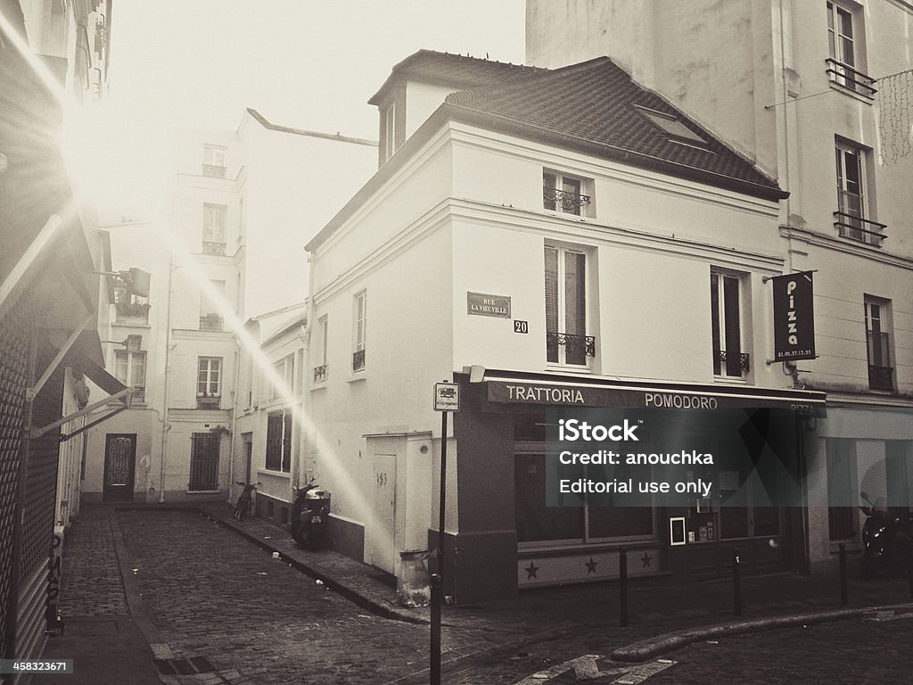 Sol en Montmartre, París street - Foto de stock de Arquitectura libre de derechos