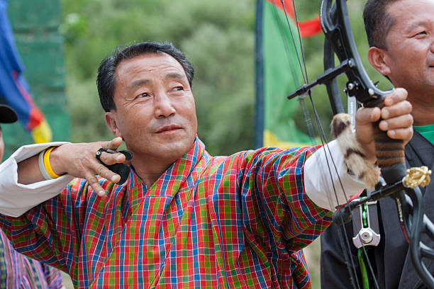 Bhutaner archer-releases Pfeil in archery competition – Foto