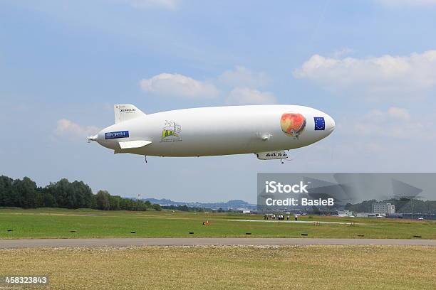 Airship In Friedrichshafen Stockfoto und mehr Bilder von Zeppelin - Zeppelin, Anzahl von Menschen, Chance