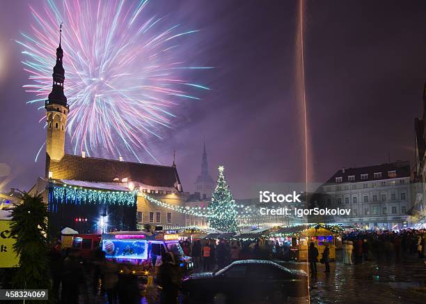 Capodanno Fuochi Dartificio Di Tallinn - Fotografie stock e altre immagini di Attrezzatura per illuminazione - Attrezzatura per illuminazione, Bellezza, Capitali internazionali