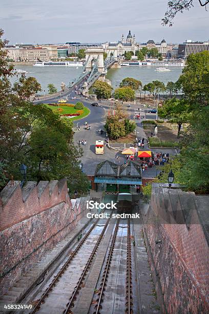 Budapestchain Bridge E St Stephen Cattedrale - Fotografie stock e altre immagini di Ambientazione esterna - Ambientazione esterna, Architettura, Ascensore