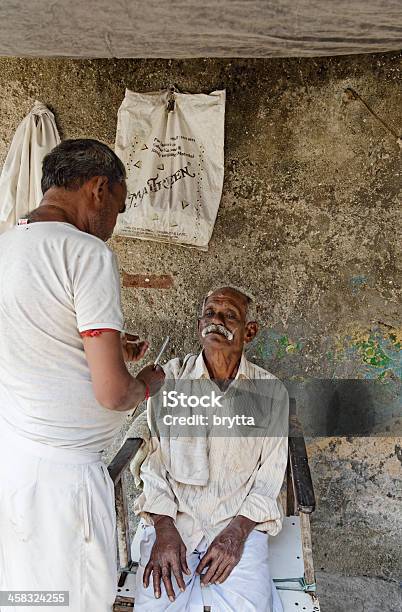 Street Friseur Rasieren Alter Mann In Mumbai Indien Stockfoto und mehr Bilder von Alter Erwachsener