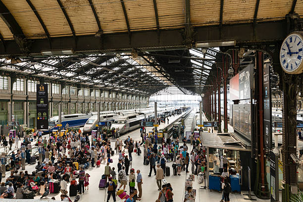 passagiere warten am bahnhof gare de lyon - train public transportation passenger train locomotive stock-fotos und bilder