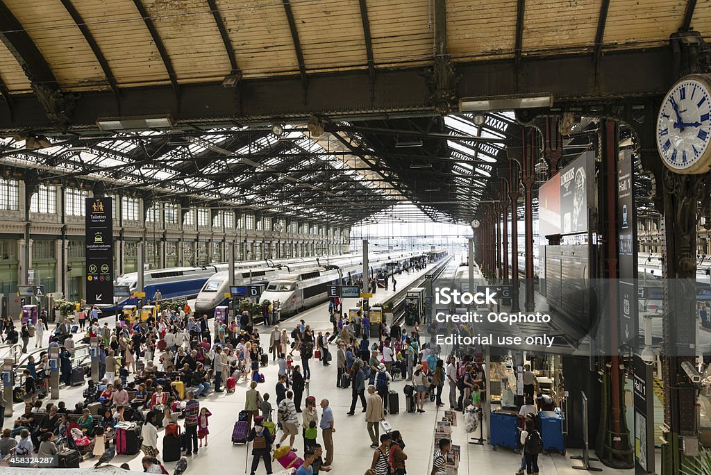 Passagers attendant le train à la Gare de Lyon Station - Photo de SNCF libre de droits