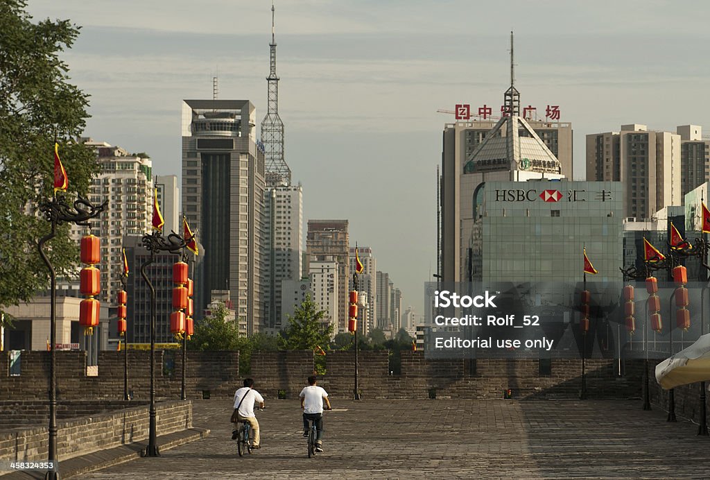 Biker Reiten auf alten Stadtmauer von Xian city - Lizenzfrei Architektur Stock-Foto