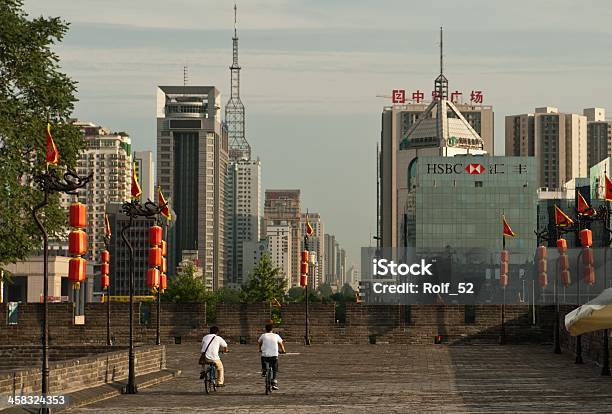 Biker Reiten Auf Alten Stadtmauer Von Xian City Stockfoto und mehr Bilder von Architektur - Architektur, Asiatische Kultur, Asien