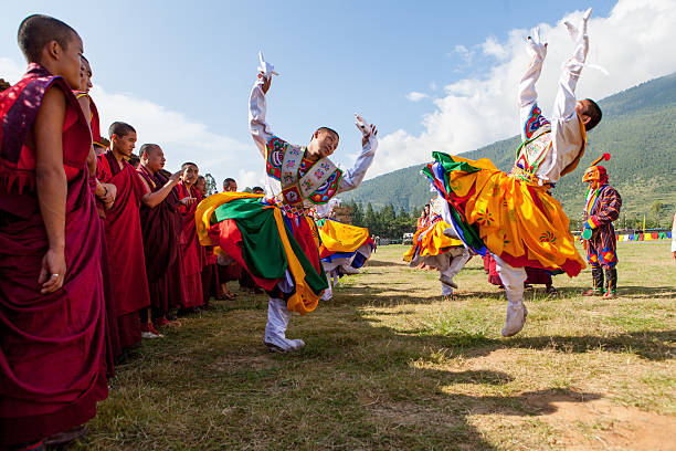 Tradizionale dancers preparare il loro di agire al Festival Wangdi - foto stock