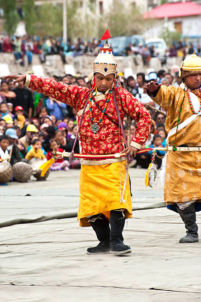 남자 티베트인 옷 전통 무용 공연 포크 - traditional festival ladakh ethnic music india 뉴스 사진 이미지