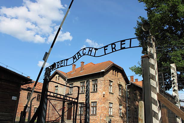 puerta de entrada a auschwitz campo de concentración - arbeit macht frei fotografías e imágenes de stock