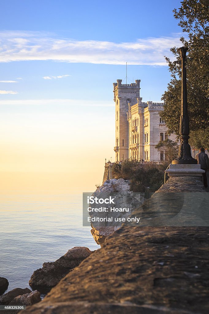 O Castelo Miramare ao pôr-do-sol, Trieste, Itália - Foto de stock de Castelo royalty-free