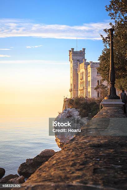 Foto de O Castelo Miramare Ao Pôrdosol Trieste Itália e mais fotos de stock de Castelo - Castelo, Castelo de Miramare, Palácio