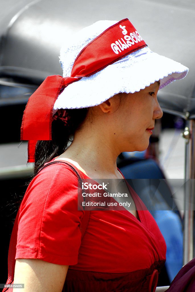 Donna tailandese camicia rossa - Foto stock royalty-free di Adulto
