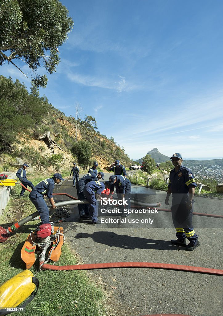 Équipe de pompiers fonctionner Pompe à eau sur les pistes de la montagne de la Table - Photo de Accident et désastre libre de droits