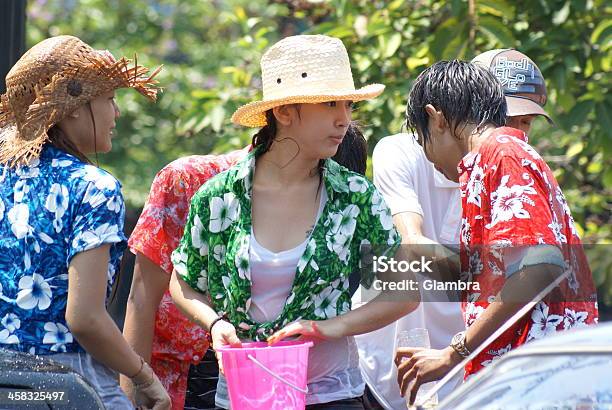 Songkran Giorni - Fotografie stock e altre immagini di Acqua - Acqua, Acqua potabile, Adulto