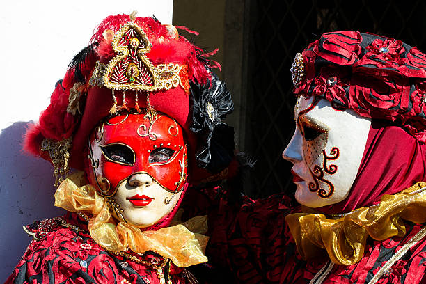 ポートレートのペアレッドでベニスのカーニバルマスク 2013 年 - mythology venice italy carnival mask ストックフォトと画像