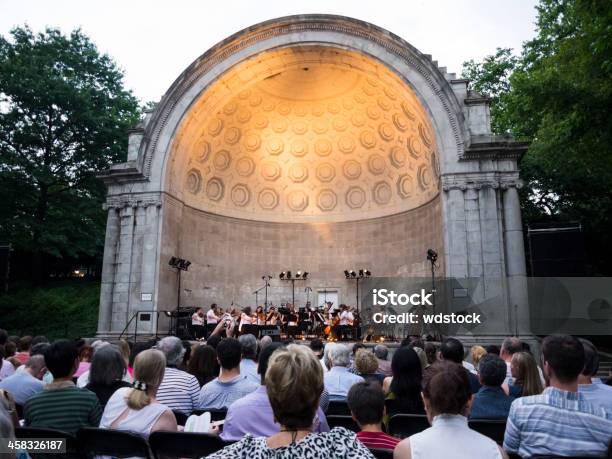 Photo libre de droit de Soirée Concert Naumburg Bandshell Central Park À Manhattan banque d'images et plus d'images libres de droit de Central Park - Manhattan