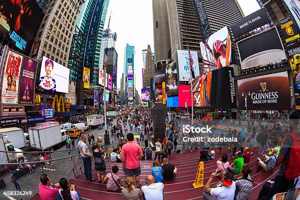 Photo libre de droit de Personnes À Times Square De New York À Manhattan banque d'images et plus d'images libres de droit de Affichage dynamique - Affichage dynamique, Affluence, Architecture