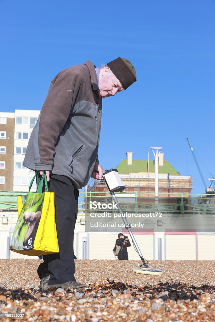 Uomo anziano e con metal detector - Foto stock royalty-free di Adulto
