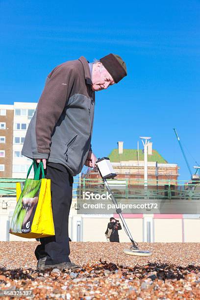 Uomo Anziano E Con Metal Detector - Fotografie stock e altre immagini di Adulto - Adulto, Ambientazione esterna, Anziani attivi