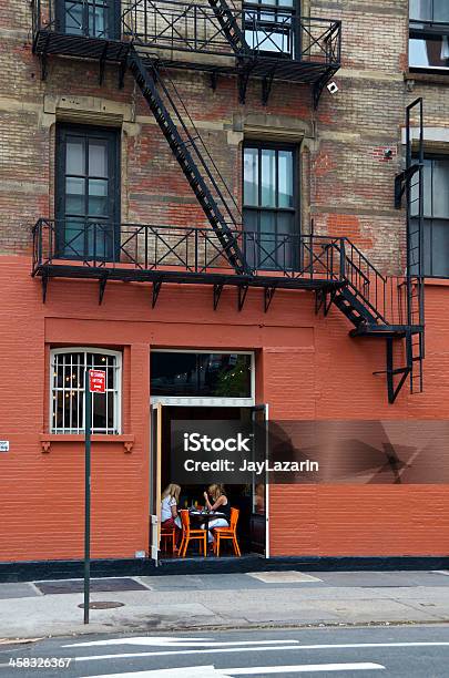 サイドのドアを食べる女性ソーホーマンハッタンニューヨーク市 - 19世紀風のストックフォトや画像を多数ご用意 - 19世紀風, 2人, エディトリアル