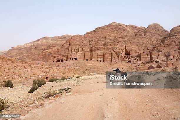 Photo libre de droit de Âne Rider Dans Les Ruines De Petra Jordanie banque d'images et plus d'images libres de droit de Animaux domestiques - Animaux domestiques, Architecture, Asie de l'Ouest