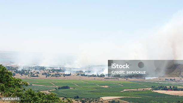 Fuoco E Fumoguerra In Siria Vicino Al Confine Israeliano - Fotografie stock e altre immagini di Alture del Golan