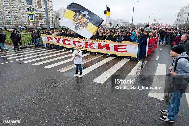 Girl Olas Bandera Durante Ruso Marzo - Fotografie stock e altre immagini di Dimostrazione di protesta - Dimostrazione di protesta, Mosca - Russia, Allegoria
