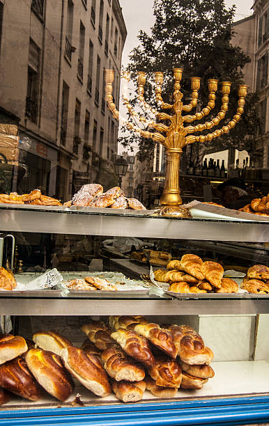 menora w oknie z kosher piekarnia. marais (paryż). - hanukkah loaf of bread food bread zdjęcia i obrazy z banku zdjęć