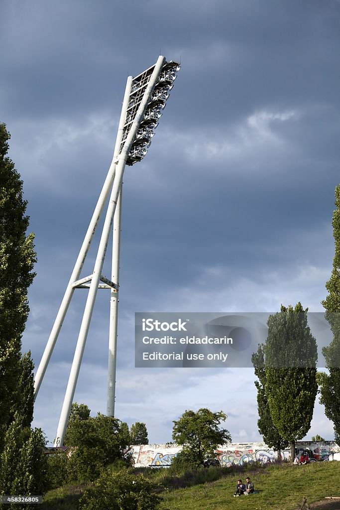 Estádio Mauerpark iluminação e Tower Hill, em Berlim, Alemanha - Foto de stock de Adulto royalty-free