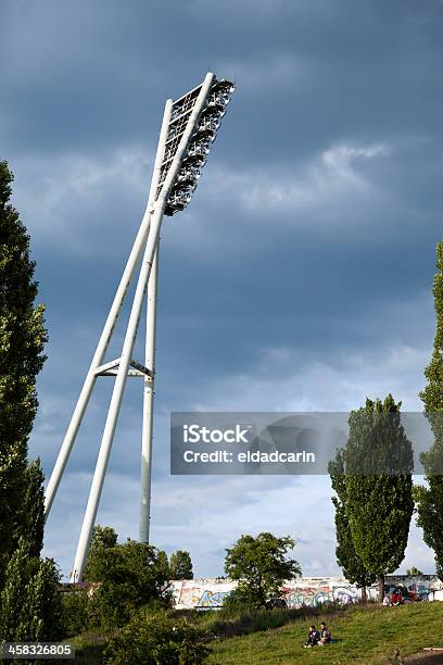 Foto de Estádio Mauerpark Iluminação E Tower Hill Em Berlim Alemanha e mais fotos de stock de Adulto