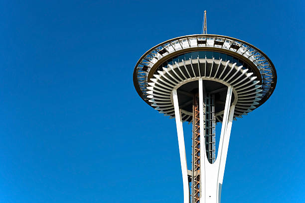 スペースニードルのシアトル - seattle skyline mt rainier space needle ストックフォトと画像