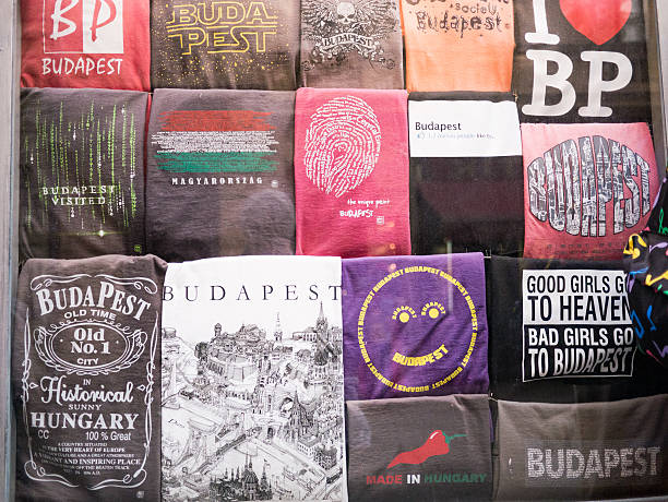budapest-t-shirts auf die - disply stock-fotos und bilder