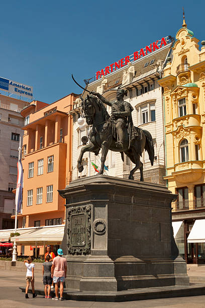 estátua no praça principal em zagreb, croácia - warrior eastern europe croatia architecture imagens e fotografias de stock