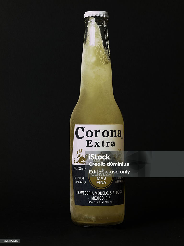 Мороженый сок Пиво, вода стружку аперитив (черном фоне) - Стоковые фото Corona - Brand Name роялти-фри