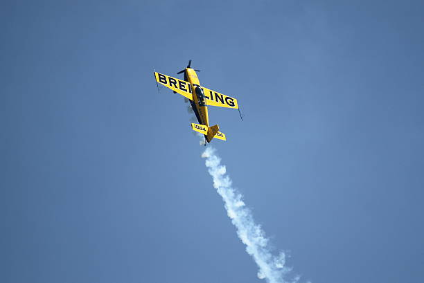 ブライトリング追加 300 機 - airplane stunt yellow flying ストックフォトと画像