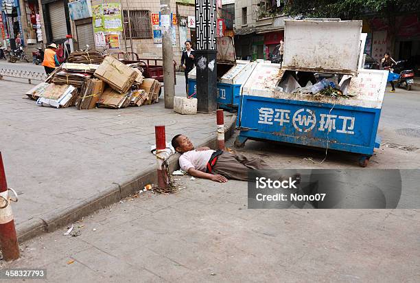 La Pobreza En China Foto de stock y más banco de imágenes de Acostado - Acostado, Adulto, Aire libre