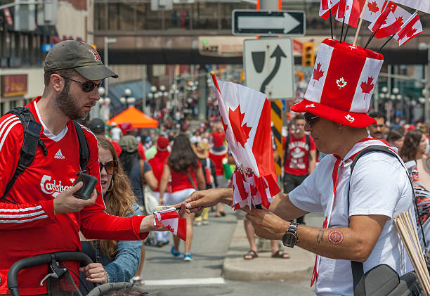 homme acheter des drapeaux fête nationale du canada - candid downtown district editorial horizontal photos et images de collection