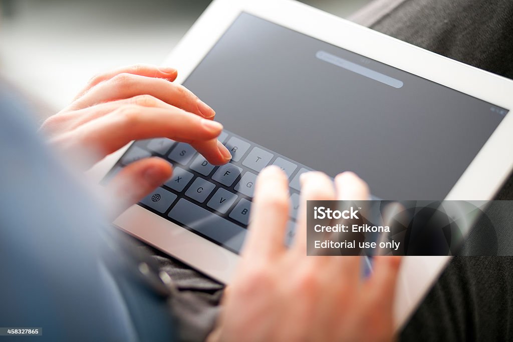 Escribiendo en el iPad - Foto de stock de En búsqueda libre de derechos