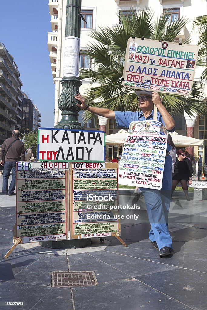 Sênior grego protestando em Thessaloniki, Grécia - Foto de stock de Adulto royalty-free