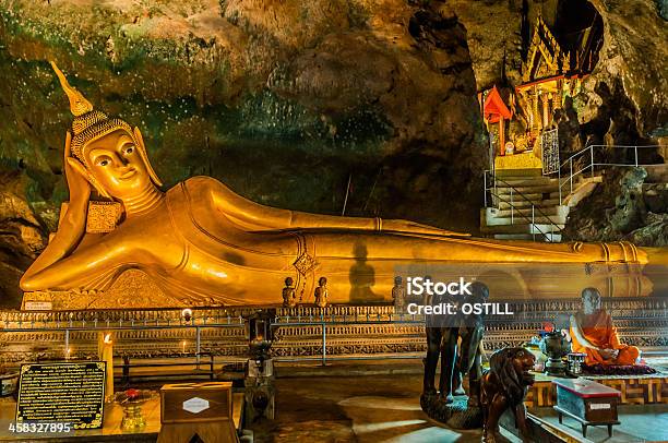 Photo libre de droit de Bouddha Couché Du Temple Suwankuha Phuket En Thaïlande banque d'images et plus d'images libres de droit de Architecture