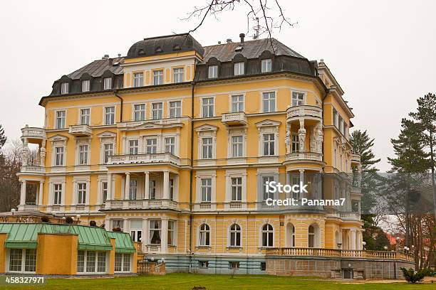 Hotel Imperial Em Frantiskovy Lazne - Fotografias de stock e mais imagens de Amarelo - Amarelo, Boémia, Casa