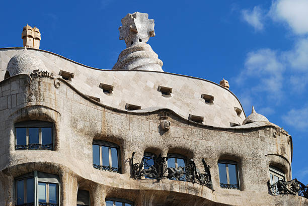 la pedrera, casa milà). barcellona. in spagna - la pedrera barcelona catalonia balcony foto e immagini stock