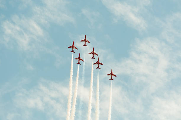 força aérea britânica acrobático equipa red arrows jets hawk t1 - stunt airplane air air vehicle imagens e fotografias de stock