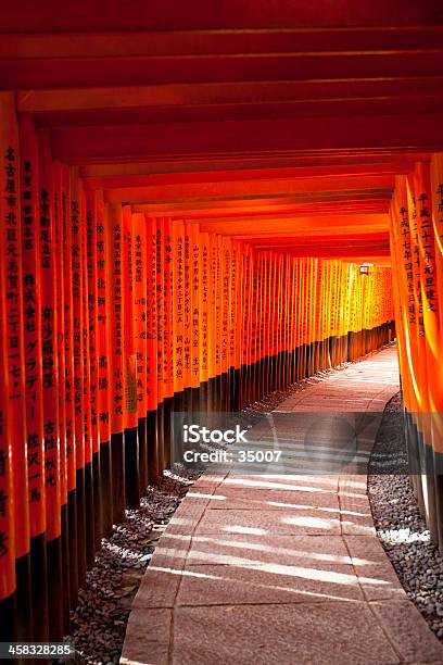 Taisha De Fushimi Inari Toriis Em Kyoto Japão - Fotografias de stock e mais imagens de Abstrato - Abstrato, Arquitetura, Cidade de Quioto