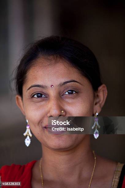 Agradável Olhar De Uma Bela Jovem Mulher De Índio - Fotografias de stock e mais imagens de Adulto - Adulto, Amizade, Amizade feminina