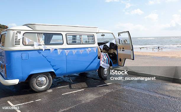 Photo libre de droit de Les Jours Dété banque d'images et plus d'images libres de droit de VW Transporter - VW Transporter, Volkswagen, Camping